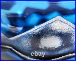Vase contemporain en cristal overlay bleu acide signé Saint-Louis St océane