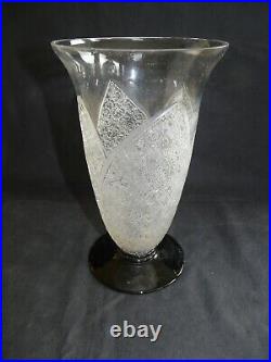 Vase cristal de Sèvres taillé à l'acide sur pied noir hauteur 23 cm REF 4611C