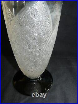 Vase cristal de Sèvres taillé à l'acide sur pied noir hauteur 23 cm REF 4611C