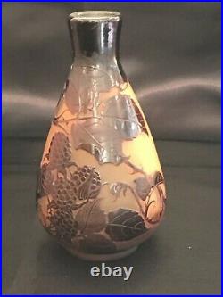 Vase d'Argental, décor mûres, dégagé à l'acide 15 X 8cm, col 3.3cm parfait état
