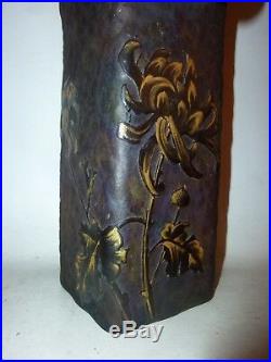 Vase de forme carré dégagé a l'acide décor de chrysanthèmes fond givré Daum