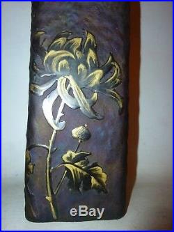 Vase de forme carré dégagé a l'acide décor de chrysanthèmes fond givré Daum