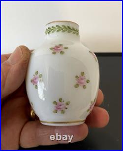 Vase de vitrine en opaline Baccarat -Sevres Vase de vitrine en opaline Baccarat -Sevres