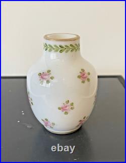 Vase de vitrine en opaline Baccarat -Sevres Vase de vitrine en opaline Baccarat -Sevres