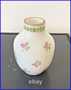 Vase de vitrine en opaline Baccarat -Sevres Vase de vitrine en opaline Baccarat -Sevres