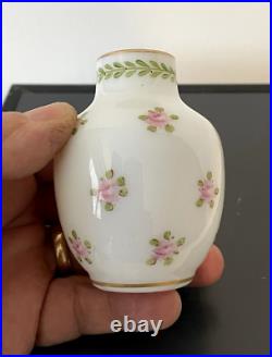 Vase de vitrine en opaline Baccarat -Sevres Vase de vitrine en opaline Baccarat -Sevres