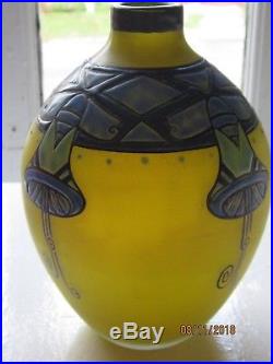 Vase delatte nancy à fond jaune, émaillé de fleurs stylisées bleu, vert et noir