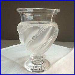 Vase en cristal Lalique sur piédouche modèle Ermenonville. Lalique crystal vase