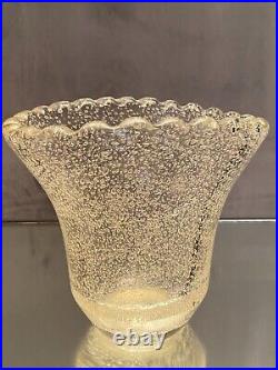 Vase en cristal à décor bullé subtilement teinté signé Daum