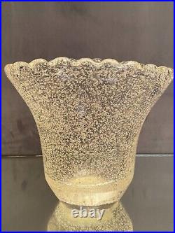 Vase en cristal à décor bullé subtilement teinté signé Daum