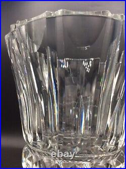 Vase en cristal blanc soufflé taillé signé Saint-Louis Design XXème