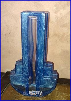 Vase en cristal moulé Bleu Daum Nancy Art Déco forme Architecturale Géométrique