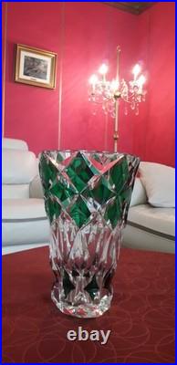 Vase en cristal taillé à décor lancéolé vert signé SAINT LOUIS