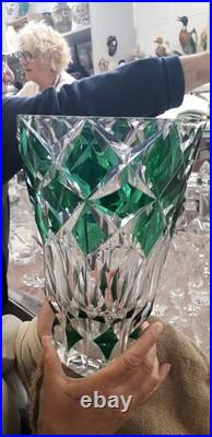 Vase en cristal taillé à décor lancéolé vert signé SAINT LOUIS