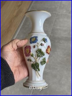Vase en opaline Baccarat décor en relief