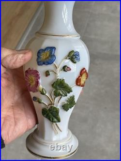 Vase en opaline Baccarat décor en relief