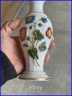 Vase en opaline Baccarat décor en relief