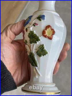 Vase en opaline Baccarat décor en relief
