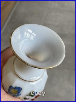 Vase en opaline Baccarat décor en relief