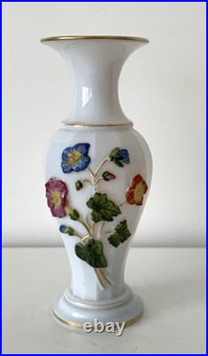 Vase en opaline Baccarat décor en relief