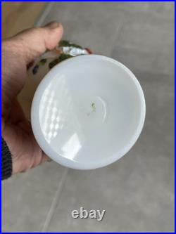Vase en opaline Baccarat décor en relief