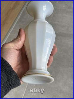 Vase en opaline Baccarat décor en relief