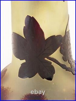 Vase en pate de verre dégagé a l'acide LA ROCHERE FRANCE décor de vignes