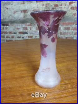 Vase en pâte de verre dégagé à l'acide collection Rubis signé LEGRAS