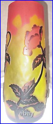 Vase en pâte de verre dégagé a l'acide signé Gallé haut 22 diam col7.3 diam b cm