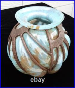 Vase en pâte de verre et monture fer forgé signé Lorrain (Daum) Art déco