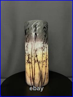 Vase en verre camée multicouche à décor végétal dégagé à l'acide