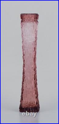 Vase en verre d'art, Europe centrale. Vase grand et mince en verre violet