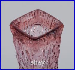 Vase en verre d'art, Europe centrale. Vase grand et mince en verre violet