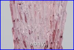 Vase en verre d'art, Europe centrale. Vase grand et mince en verre violet