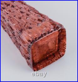 Vase en verre d'art, Europe centrale. Vase grand et mince en verre violet