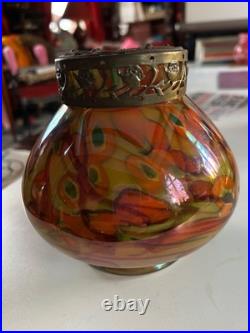 Vase en verre orangé avec pique fleurs en très bon état