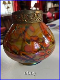 Vase en verre orangé avec pique fleurs en très bon état
