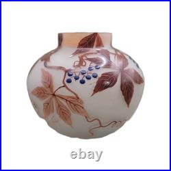 Vase en verre satiné au décor de vignes vierges signé Fanus vers 1925