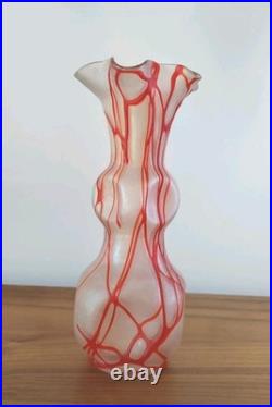 Vase en verre soufflé, décor de formes organiques et liserés rouge, H 22 cm