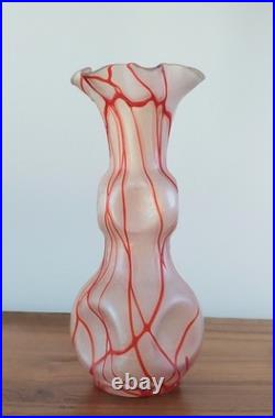 Vase en verre soufflé, décor de formes organiques et liserés rouge, H 22 cm