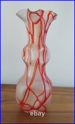 Vase en verre soufflé, décor de formes organiques et liserés rouge, H 22 cm