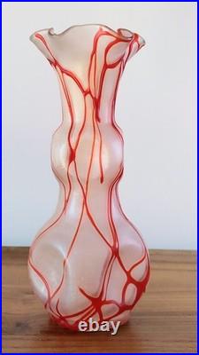 Vase en verre soufflé, décor de formes organiques et liserés rouge, H 22 cm