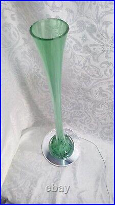 Vase en verre soufflé étiré de style Clichy année 60 couleur vert et blanc