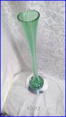 Vase en verre soufflé étiré de style Clichy année 60 couleur vert et blanc