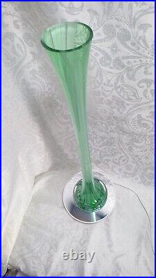 Vase en verre soufflé étiré de style Clichy année 60 couleur vert et blanc