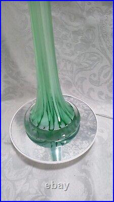 Vase en verre soufflé étiré de style Clichy année 60 couleur vert et blanc