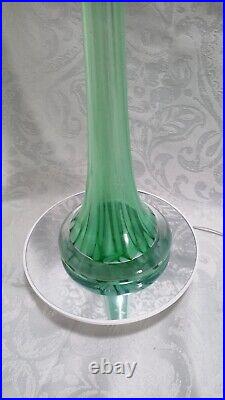 Vase en verre soufflé étiré de style Clichy année 60 couleur vert et blanc