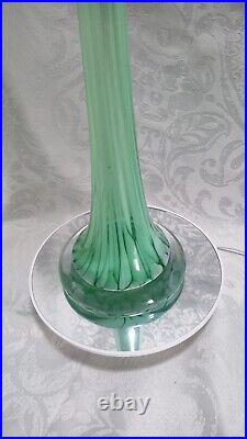 Vase en verre soufflé étiré de style Clichy année 60 couleur vert et blanc