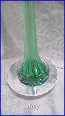 Vase en verre soufflé étiré de style Clichy année 60 couleur vert et blanc