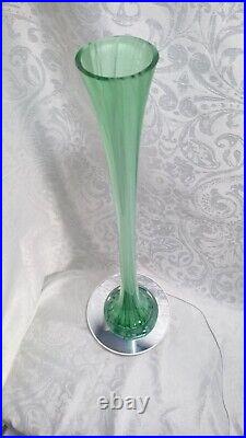 Vase en verre soufflé étiré de style Clichy année 60 couleur vert et blanc